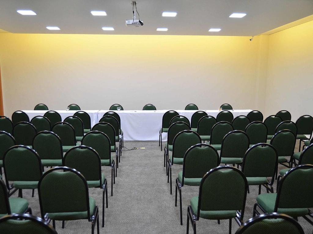 Sala Premium preparada com cadeiras e mesa de apoio para o Grupo Sabe