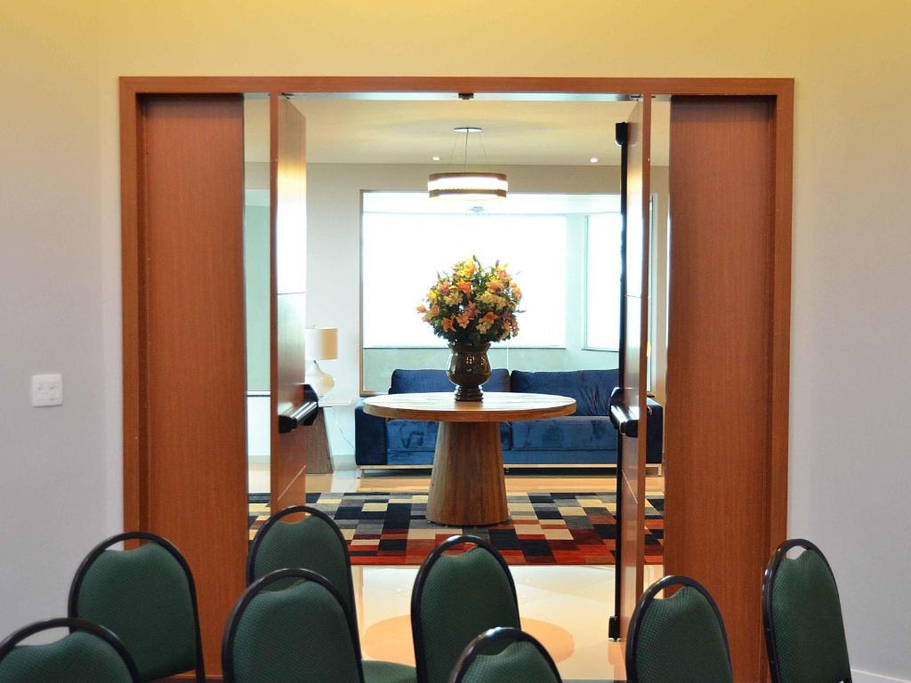 Entrada de uma sala do Hotel Matão by Mercure com vista para a recepção